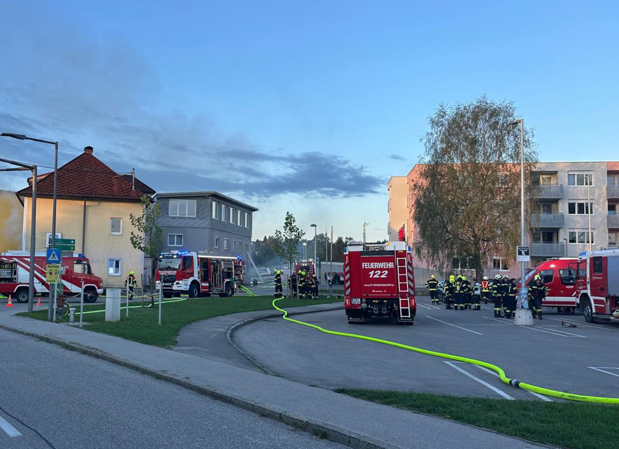 Einsatzfahrzeuge und Mannschaften bei einem Feuerwehreinsatz in Lenzing